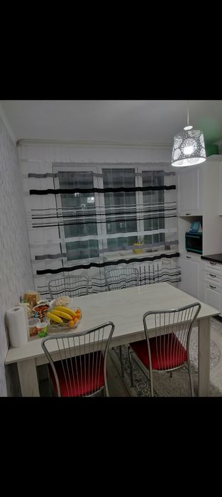 Продам кухонный стол со стульями