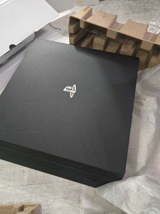 PlayStation 4 Pro 1 tb с допълнителен джойстик