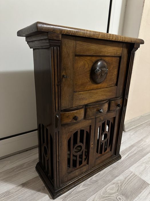Старинен шкаф орех дърворезба