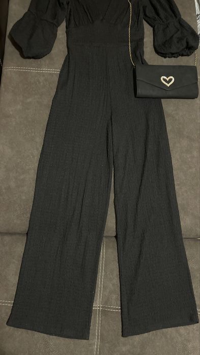 Уникален еластичен гащеризон на BERSHKA с актуални широки крачоли