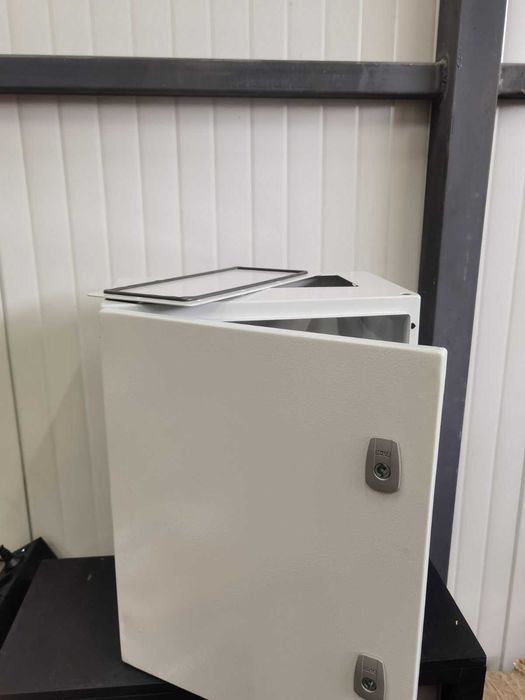 Кутия за превключватели и контролни апарати на Eaton