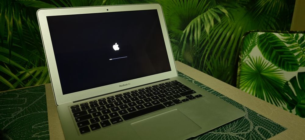 MacBook Air 13” + Tastatură Apple + Mouse Apple – impecabil – Ventura – baterie excelentă