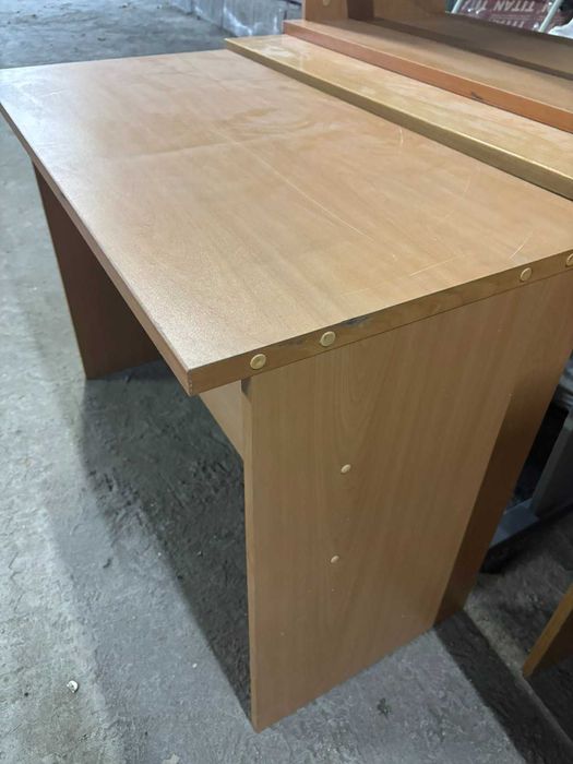 Бюро (с отвор за кабели или без)