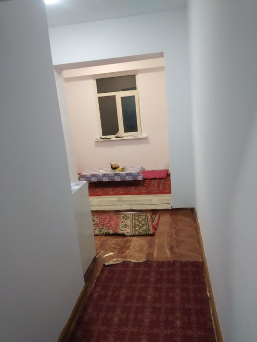 Чирчик шаҳрида 1 хона 2 хона қилинган квартира сотилади