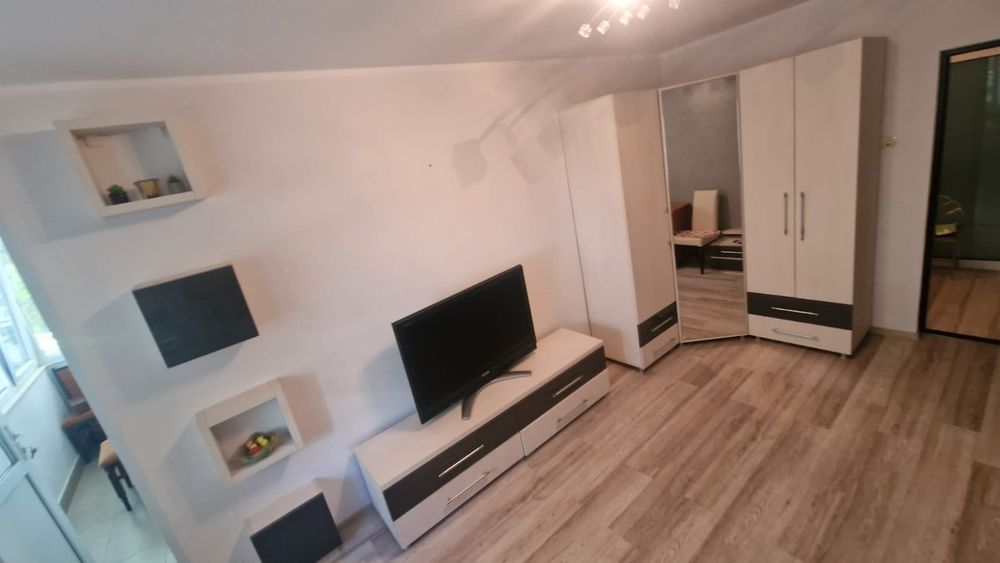 Inchiriez apartament 3 camere decomandat 70mp etajul 1 micro 38 la Z  pret 1900 lei 3 balcone