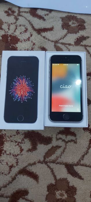 Телефон айфон. SE