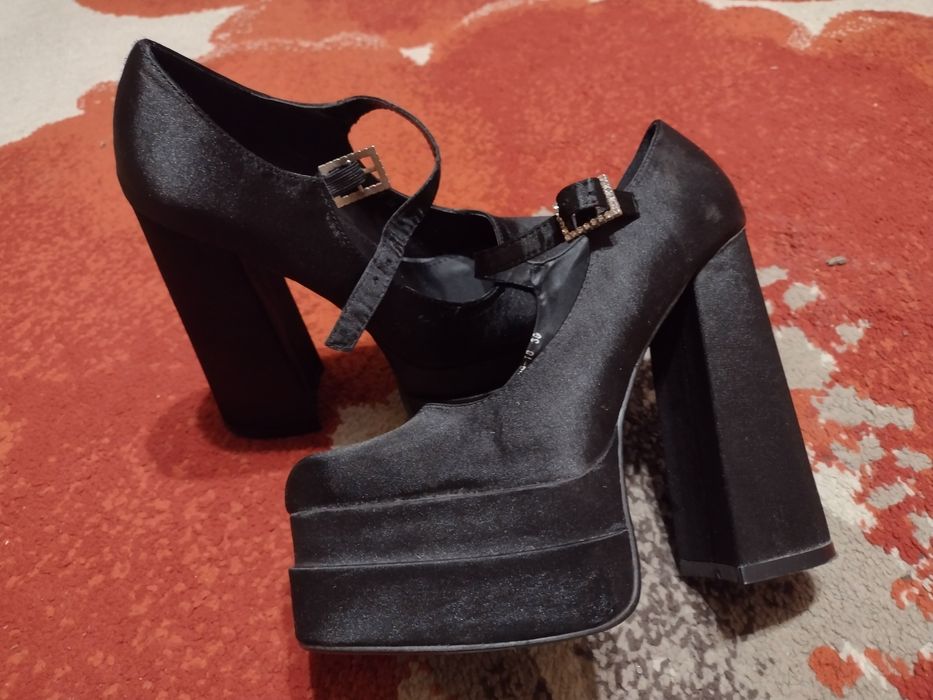 Vând sandale înalte