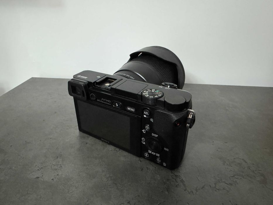 Kit Complet Streaming/Vlogging: Sony a6000 + Sigma 16mm f1.4 + 16-50mm