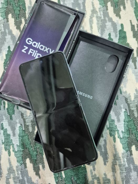 Самсунг ZFlip 4, корпус идеальный, экран сломан.