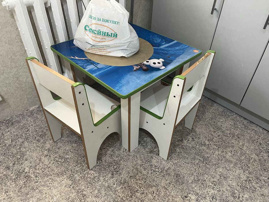 Продам детский  стол