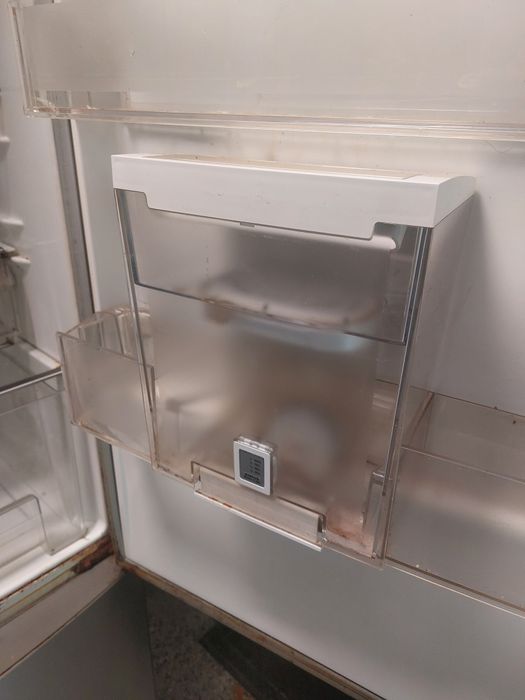 Продавам хладилник Electrolux