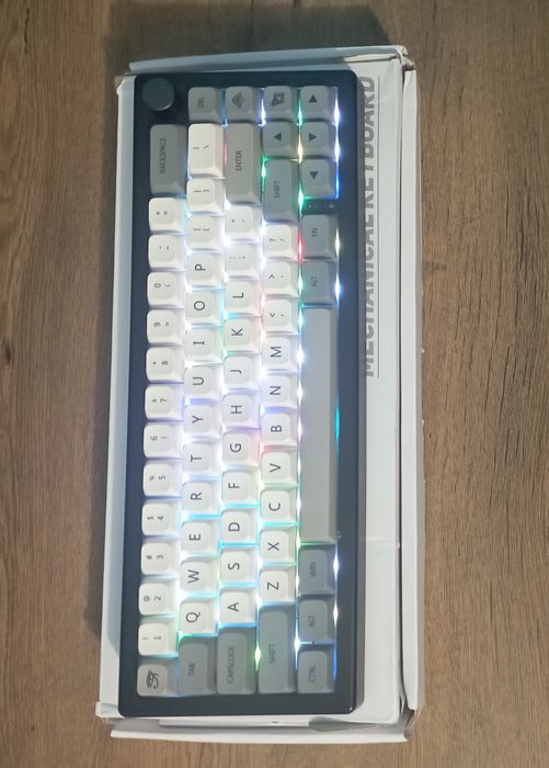 Tastatură Mecanică Custom GMK67 - Pachet Complet - Stare Impecabilă