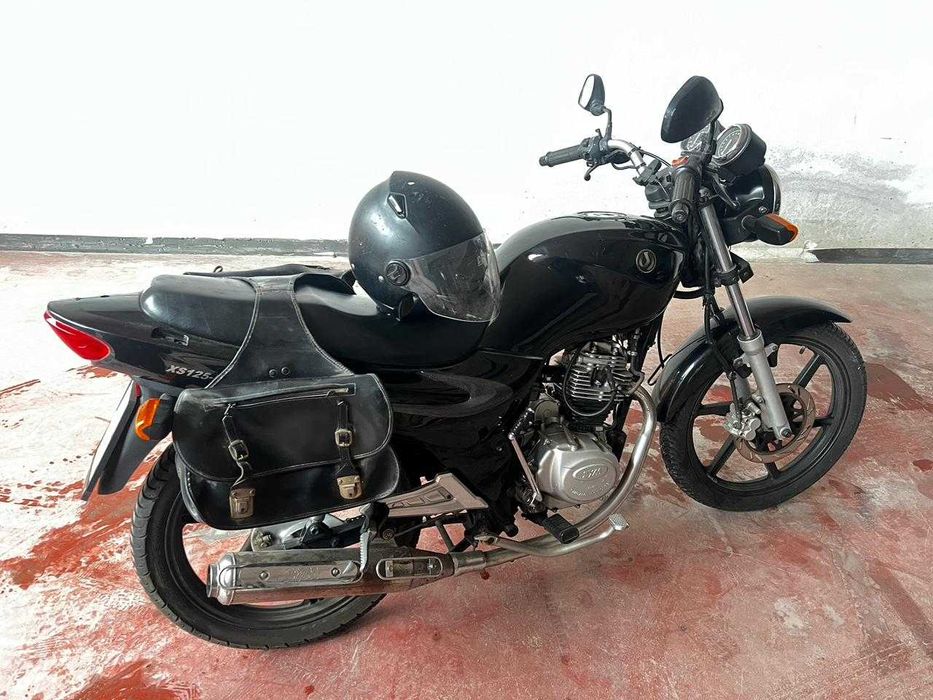SYM XS 125 Negru – 14.676 km – Stare foarte bună – Cu genți laterale și cască