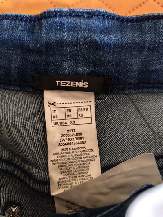 Blugi noi cu etichetă