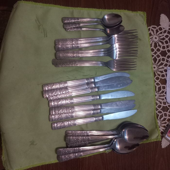 12 големи лъжици, 8 малки лъжици, 9 вилици, 11ножа.
