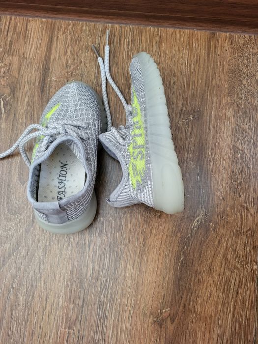 Продаются Кроссовки изики