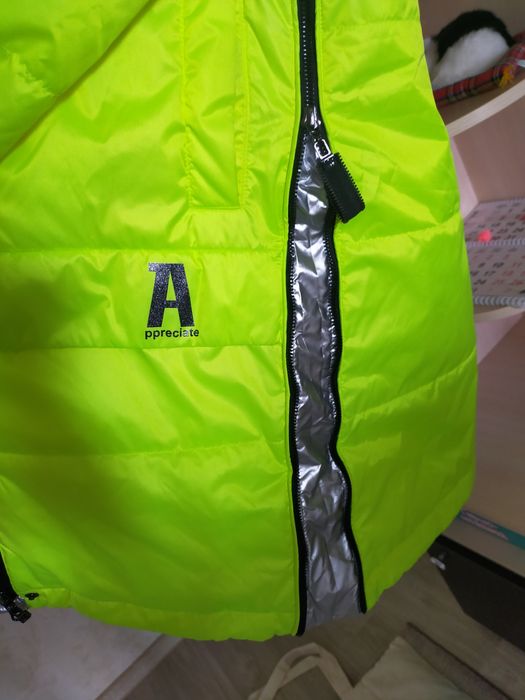 Продам куртку на девочку