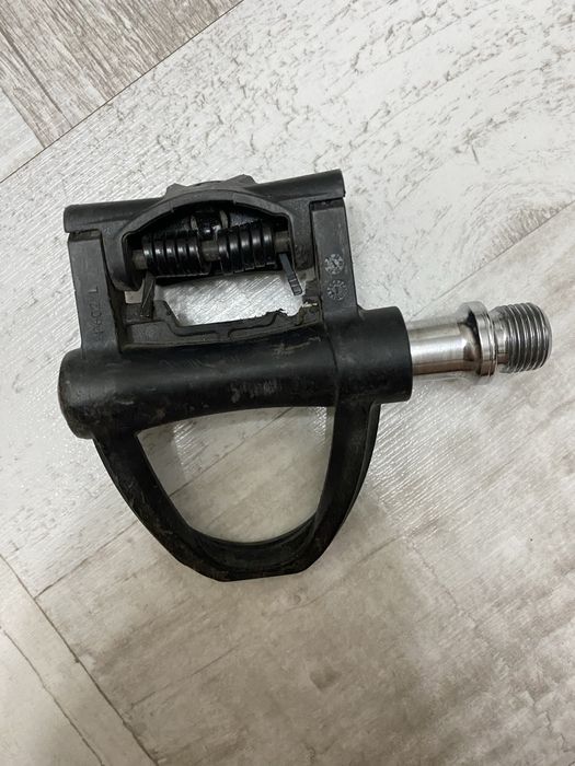 Шоссейные педали, контакты