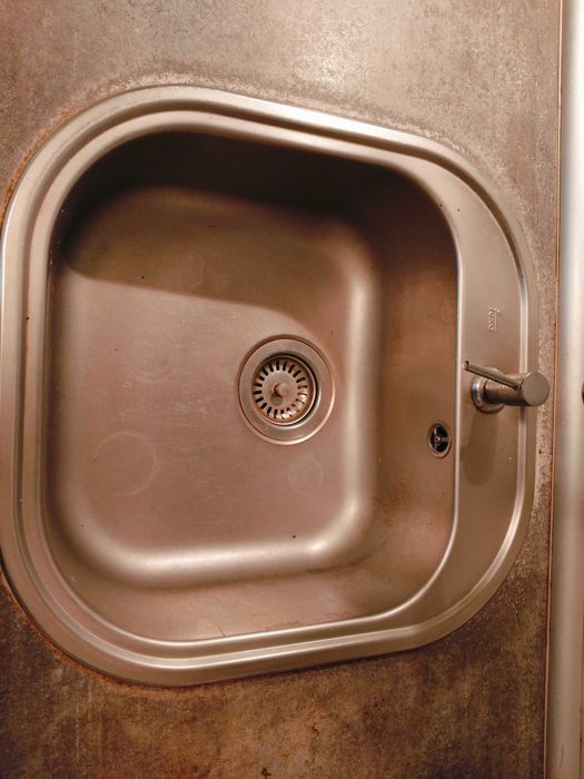 Кухня с шкафове и уреди