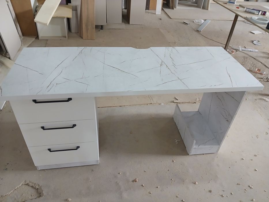 Современный компьютерный стол