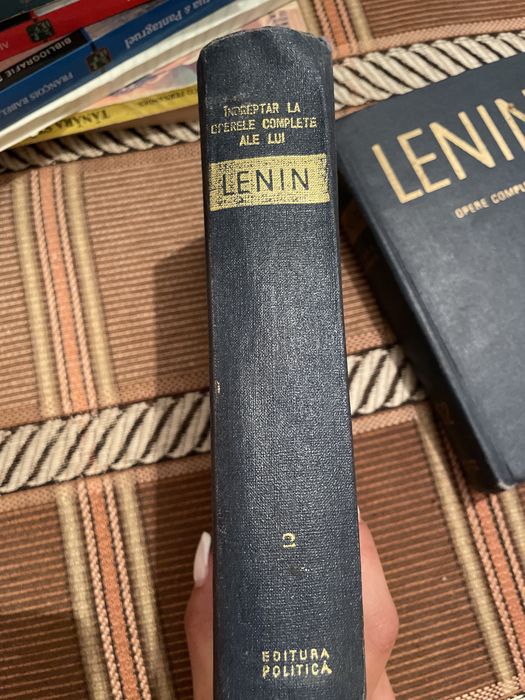 Trei volume din seria “Lenin”
