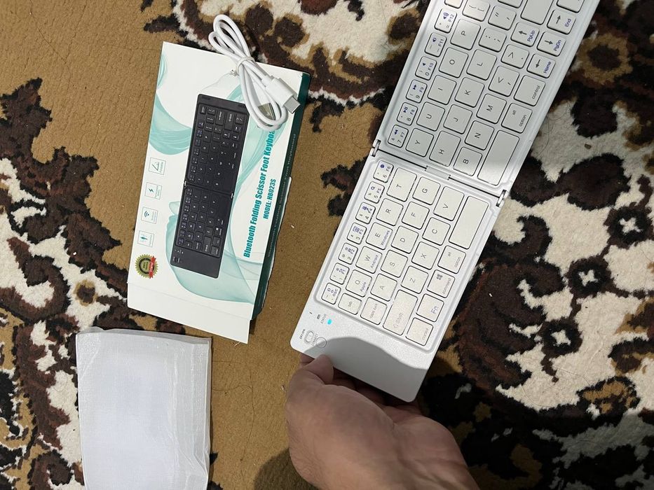 Bluts klaviatura. Kompaktniy va qimmatbaxo. Olib yurishga qulay. 2 ta