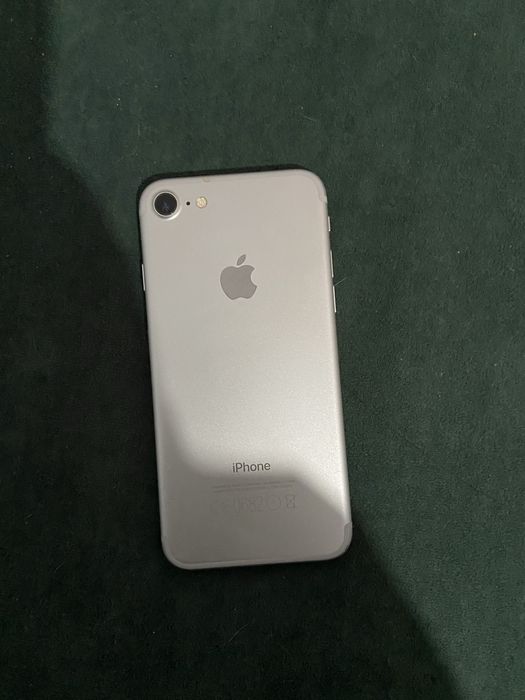 Продам айфон 7.