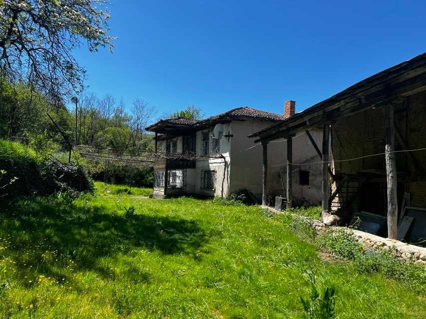 Продава се: Двуетажна къща с двор 1300 кв.м, в село Слатина