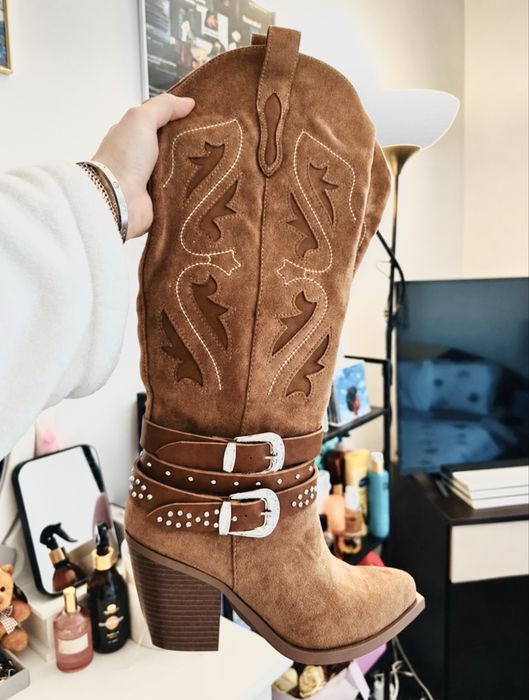 Cizme cowboy damă tip ciocate,maro caramel,cu catarame și ținte