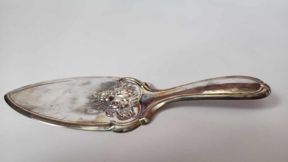 Посребрена шпатула за сервиране с релефни рози нова,в кутия