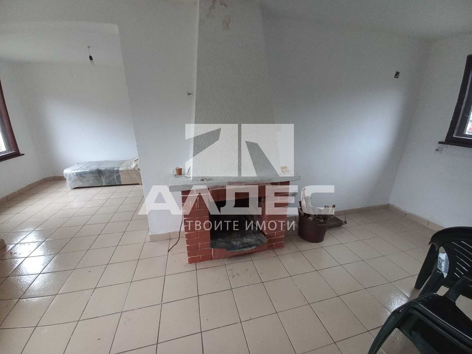 Продава се двуетажна масивна къща с двор в сл. Планиница!