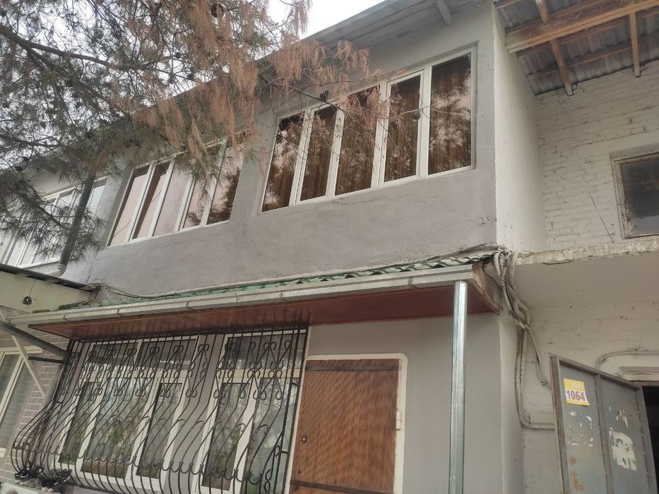 Сручна уй сотилади 
Хоналар сони 2 та
Каватлиги 2- кават 
Балкон 2х6