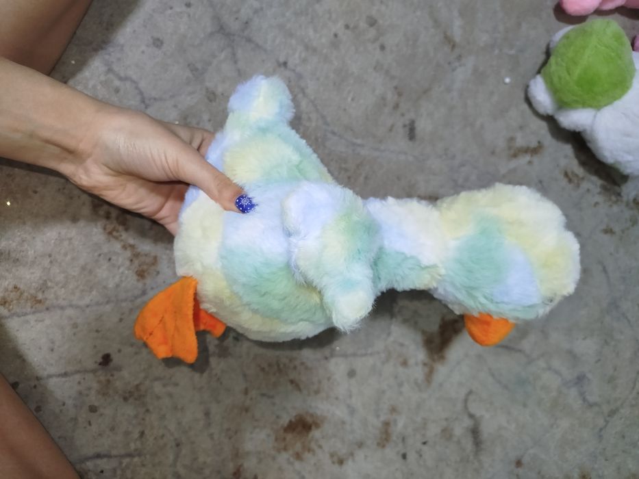 Мягкая плюшевая игрушка в виде утки,в наличии 2 штуки.