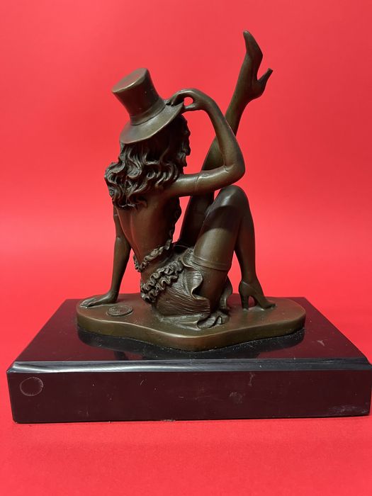 Бронзова статуя на дама-Танцьорка в кабаре