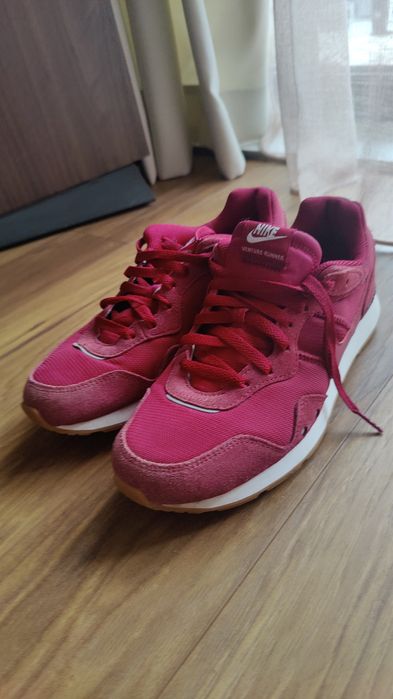 Дамски кецове Nike Venture Runner цвят бордо, 40 номер