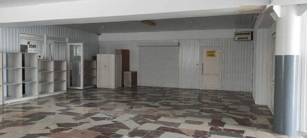 Отдельно стоящее здание в центре города.