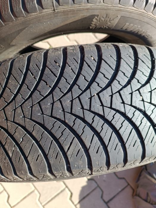 Vând două anvelope all seasson 215 /65r 16