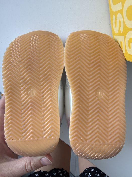 Продам детские кроссовки на девочку