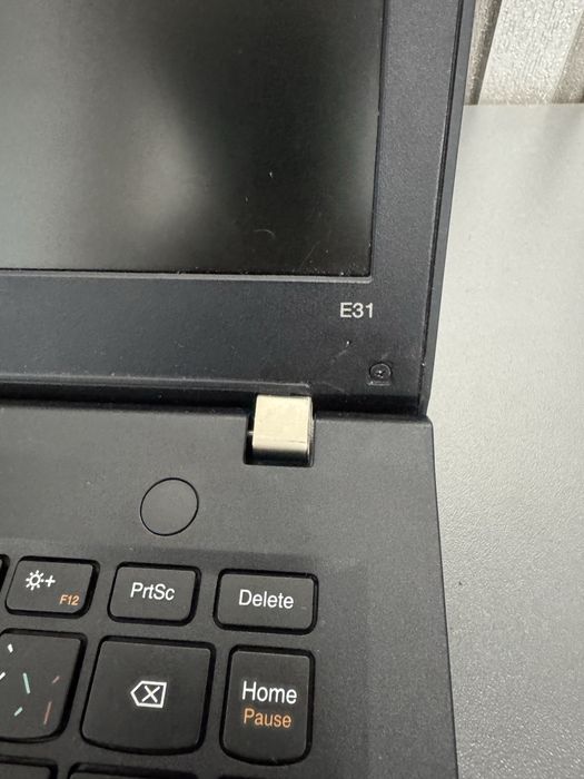 Vand laptop Lenovo E31-80 i3
