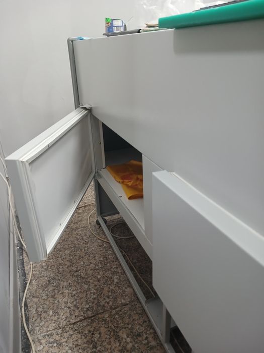 Продам витринный холодильник.