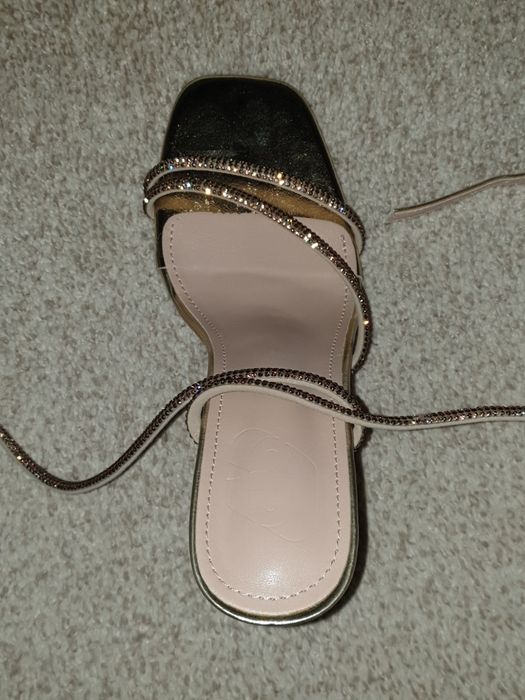 Sandale cu toc aurii