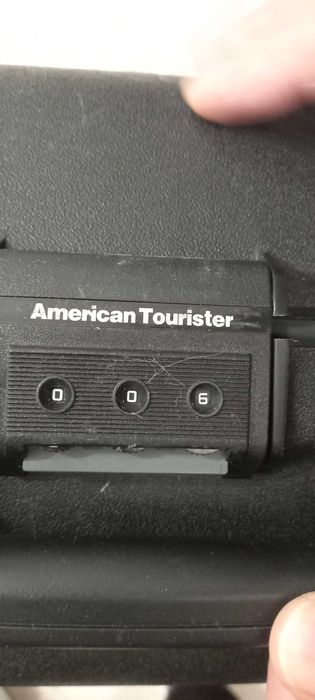 Голям американски куфар на колелца с дръжка за дърпане