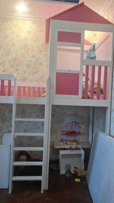 Детская кровать, шкаф, домик
