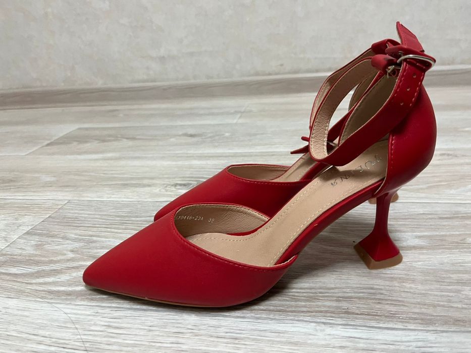 Продам туфли красные