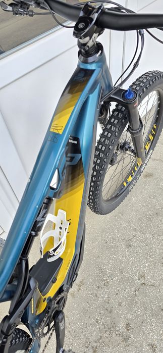 Bicicleta electrică full suspension