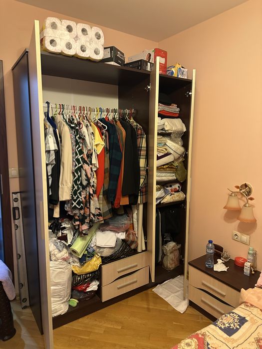 Продавам трикрилен гардероб