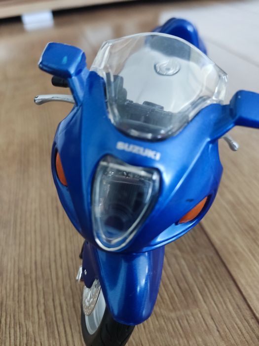 Mașnuțe hotwheels și o motocicleta suzuki