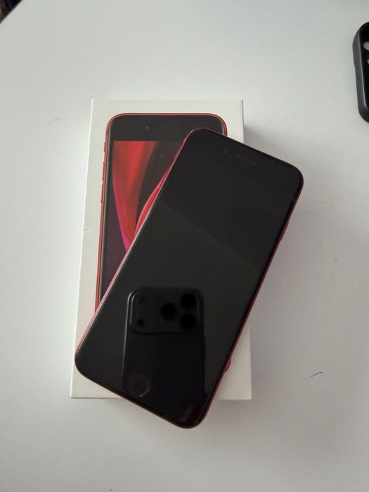 iPhone SE 2020 червен