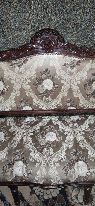 Продаётся антикварный комплект мебели диван и 4 кресла для гостиной