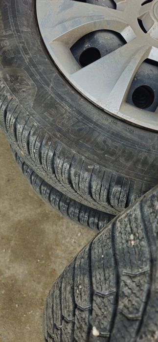 Гуми Brigestone - 215/65/17, с джанти и тазове за Шкода комлект 4 бр.